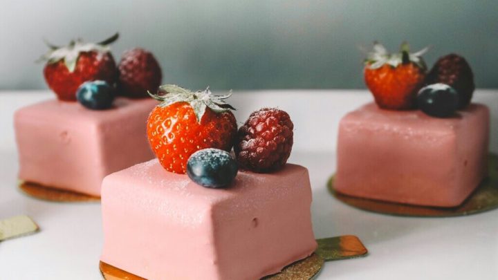 Ciasto z białą czekoladą i wiśniami