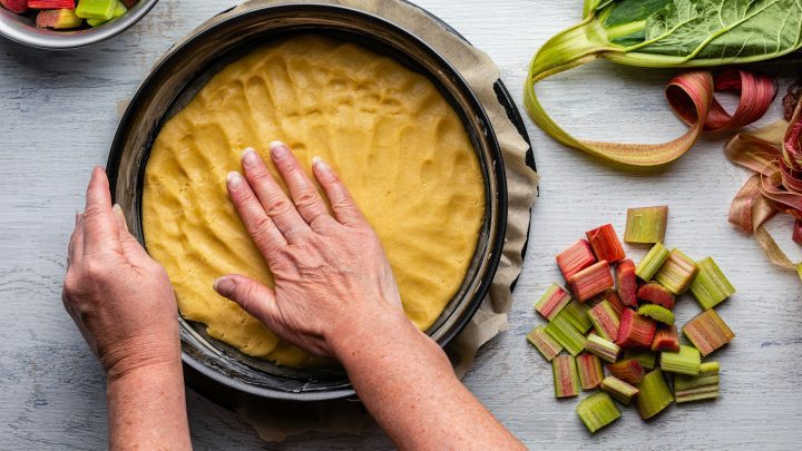 Sekrety babcinej kuchni: triki na idealne ciasto drożdżowe