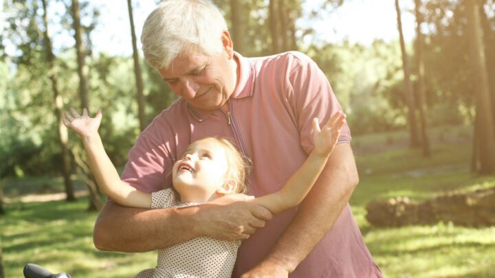 Rola dziadków w wychowaniu dzieci – wsparcie czy ryzyko?