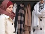 Nakrycia głowy i szale do płaszczy klasycznych: jak dobierać z wyczuciem i odrobiną odwagi