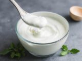 Jogurt naturalny w roli głównej: sosy i marynaty, które naprawdę mają sens